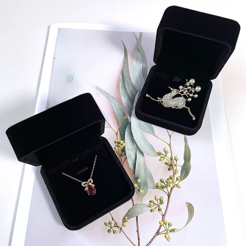 Elegante Vierkante Fluwelen Sieradendoos Voor Halsketting Hanger Opslag Cadeauverpakking Meerkleurig Voor Bruiloft Sieraden Display