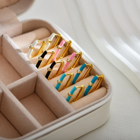 Moderne Minimalistische Vergoldete Kupfer Emaille Tropfen Rechteckige Creolen Strass Eingelegte Geometrische Ohrbuckel Schmuck Für Damen