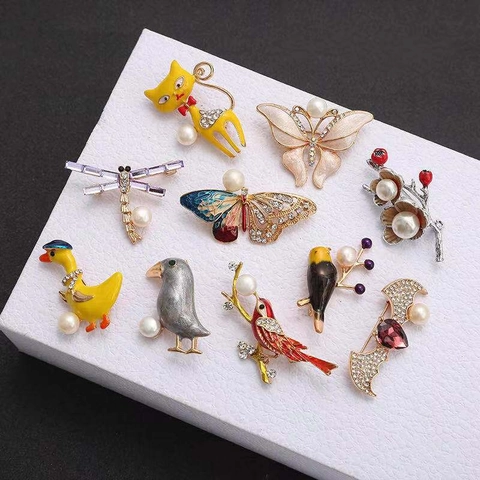 Spilla Animale In Smalto Con Perla Artificial Sintetica E Strass Farfalla Libellula Gatto Uccello Fibbia Per Sciarpa Gioielli Moda Donna