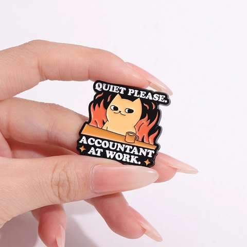 Divertido Broche de Esmalte para Contadores Temporada de Impuestos Aleación de Zinc Gato Lindo Humor de Oficina Regalo para Profesionales