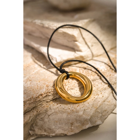 Collana Con Pendente Tondo Cavo Minimalista In Acciaio Inossidabile Placcato Oro 18K Con Cordino In Cera Nero Regolabile