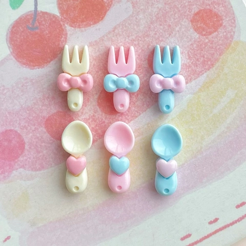 Mini Ciondoli Forchetta Cucchiaio In Resina Plastica Cuore Fiocco Accessori Per Posate In Miniatura Per Artigianato Custodia Per Telefono Fermaglio Per Capelli Casa Delle Bambole Carino Kawaii