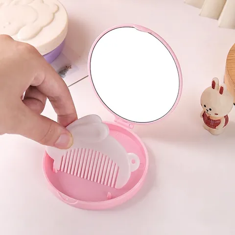 Schattig Konijn Reliëf Draagbare Opvouwbare Make-Up Spiegel En Kam Zakformaat Plastic Cosmetische Tool Voor Dagelijks Reizen