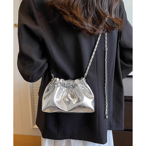 Borsa A Spalla Nuvola Pieghettata Da Donna Pelle PU Metallica Tracolla A Catena Con Ciondolo Di Perla Artificial Chic Versatile