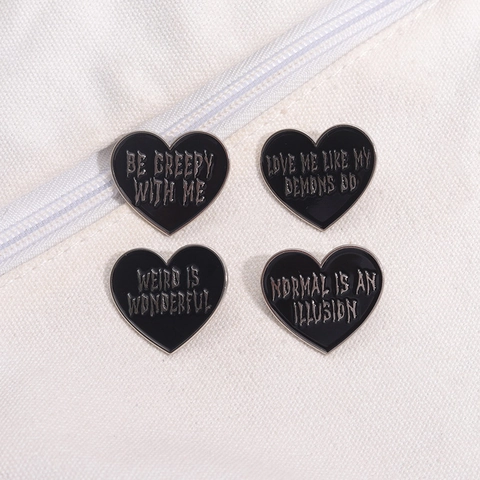 Broche de Corazón de Esmalte Negro Gótico para Mujeres Hombres Aleación Insignia Slogan Weird Is Wonderful Normal Is An Illusion