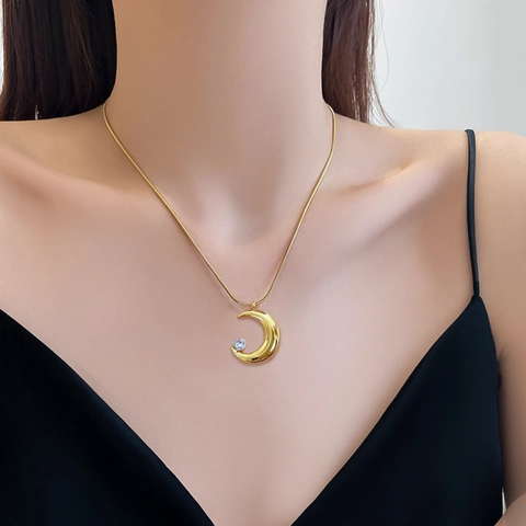 Collar Con Colgante De Media Luna Minimalista Acero De Titanio Circón Elegante Cadena De Serpiente Joyería Mujer