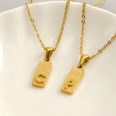 Collana Con Pendente Lettera Acciaio Inossidabile Placcato Oro 18K Targhetta Rettangolare Sabbiata Opaca Gioielli Donna