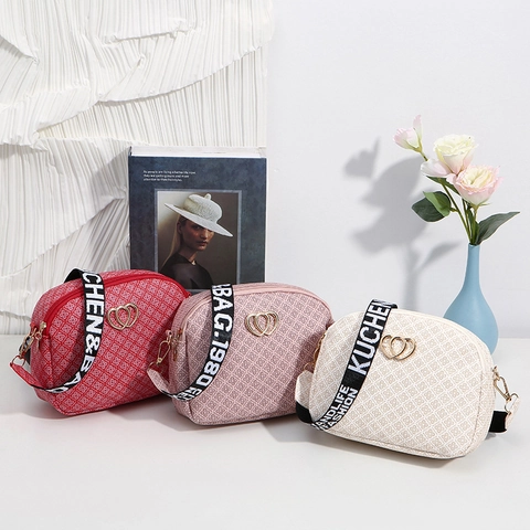 PU Leder Umhängetasche Mit Herz Metallschnalle Breiter Muster Schultergurt Retro Monogramm Print Muschelform Damen