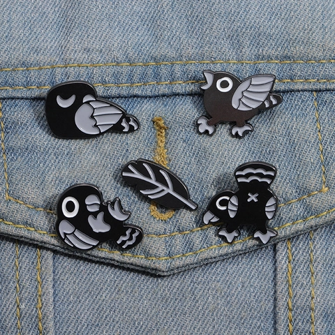 Spille In Smalto Uccello Nero Cartoon Lega Zinco Punk Corvo Piuma Distintivi Per Zaino Abbigliamento Decorazione Moda