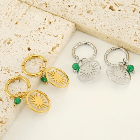Pendientes De Aro Con Colgante De Sol Hueco Y Cuenta De Piedra Verde Acero Inoxidable Chapado En Oro De 18K Estilo Bohemio Para Mujeres
