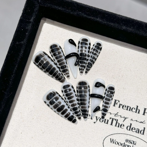 Unghie Finte da Incollare Pelle di Serpente Bianco e Nero Fatte a Mano Rilievo 3D Stiletto Lungo Unghie Lucide Metalliche per Donna