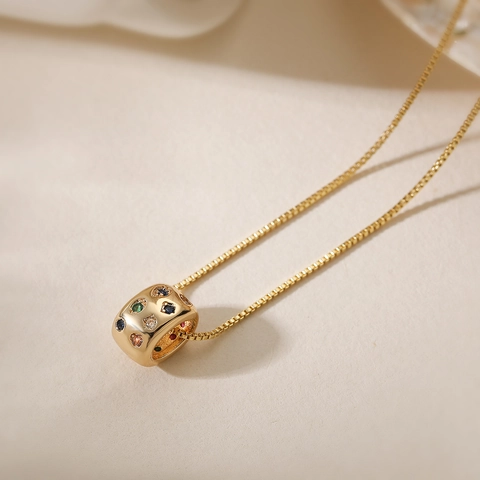 Collier À Pendentif Cylindre Géométrique Rétro Cuivre Plaqué Or 18K Avec Zircon Coloré Incrusté Chaîne Boîte Femme