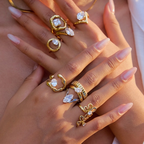 Elegante Edelstahl Ringe Für Damen 18K Vergoldet Geometrisch Weißer Zirkon Hohl Lava Textur Wasserdicht Schmuck