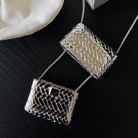Collana Lunga Catena Da Maglione Con Pendente Mini Borsa Trama Intrecciata Lega Rame Tonalità Argento Per Donna