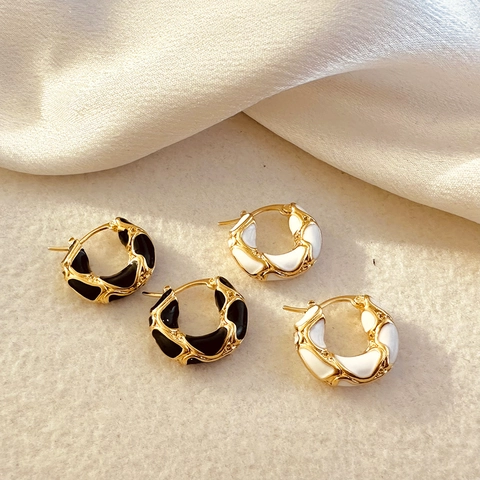 Pendientes De Aro De Esmalte Vintage Latón Chapado En Oro Textura De Lava Irregular Forma U Hebilla De Oreja Con Circón