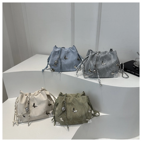 Damen PU Leder Beuteltasche Mit Kordelzug Falten Optik Metall Schmetterling Dekor Kette Schultertasche Ins Stil
