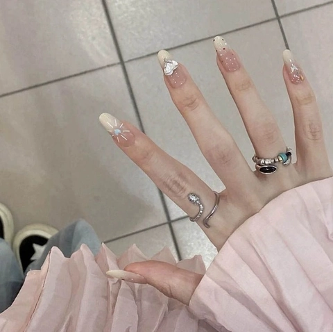 Unghie Finte Artigianali Sfumate Rosa Nudo Forma Mandorla Con Strass 3D Cuore Glitter Per Donne Arte Della Manicure Elegante