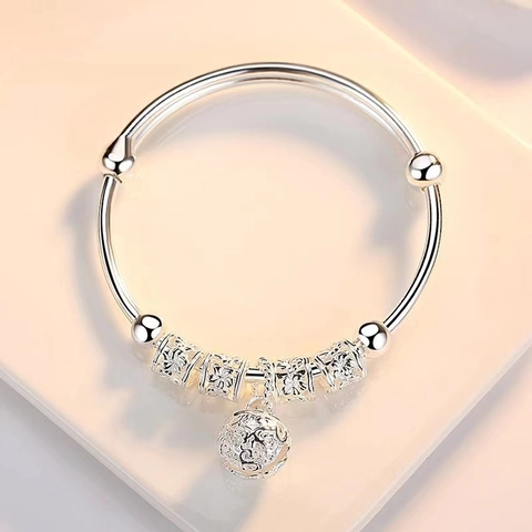 Etnische Stijl Verzilverde Koperen Armring Met Bel Hanger Holle Bloemen Gelukskralen Verstelbaar Push Pull Sieraden Armband Voor Vrouwen