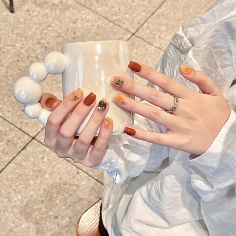Handgefertigte Bernsteinbraune Nagel-Tips Mit Goldfolie Strass Luxus Marmor Kurze Sargform Kunstnägel Für Damen Nagelkunst