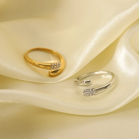 Anello Regolabile Aperto Minimalista Acciaio Inossidabile Con Zirconia Placcato Oro 18K Design Hugging Donna
