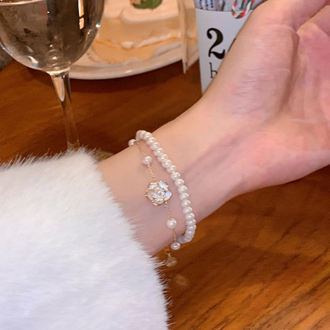 Mehrlagiges Künstliche Perlenarmband Goldlegierungskette Weißer Kamelienblüten Anhänger Eleganter Französischer Stil Für Frauen