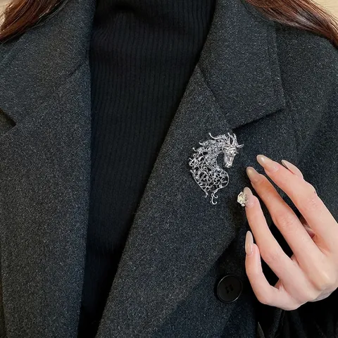 Broche Tête De Cheval Alliage Strass Ajouré Style Vintage Corsage Pour Femmes Élégant Accessoire De Vêtement Bijoux Cadeau