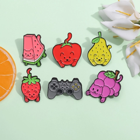 Broche En Émail Chat Dessin Animé Pins Mignon Fraise Pastèque Pomme Manette De Jeu Alliage Badges Pour Vêtements