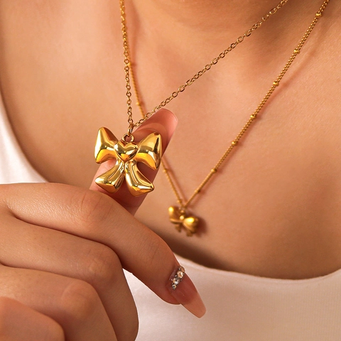 Collana con Pendente a Fiocco e Cuore in Acciaio Inossidabile Placcato Oro 18K Gioiello Unico Geometrico a Strati per Donna
