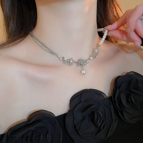 Asymmetrische Splicing Halskette Legierung Metall Mit Kunstperle Elegante Rosenblüten Charm Schlüsselbein Kette Schmuck Für Damen Vintage Stil