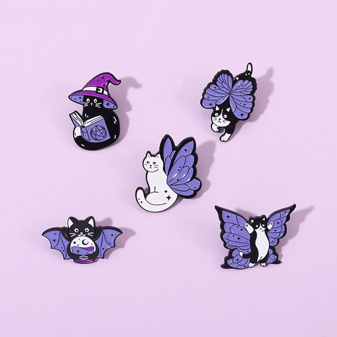 Spilla in Smalto per Gatti Magici Viola del Fumetto Ali di Farfalla Cappello da Mago Pipistrello per Gioielli Regalo della Decorazione dei Vestiti dello Zaino