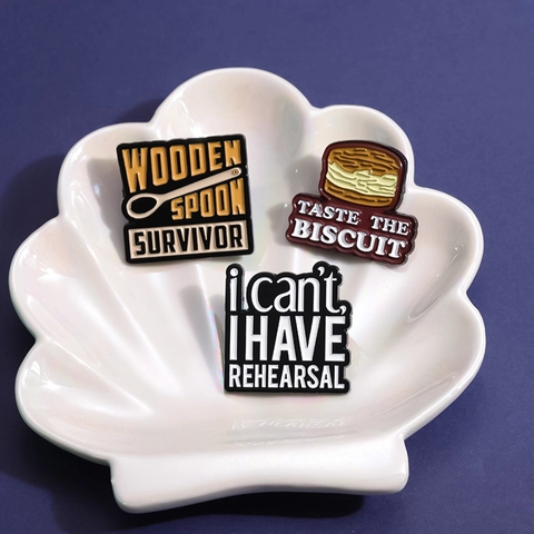 Spilla in Smalto Con Citazione Divertente Wooden Spoon Survivor Citazione in Lega di Zinco Taste The Biscuit Distintivo Regalo