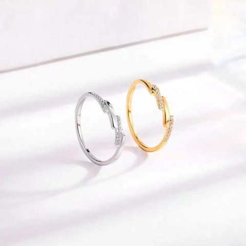 Eleganter Wellenring Titanstahl Mikroeingelegter Zirkon Diagonales Design Für Damen Minimalistisches Modeaccessoire