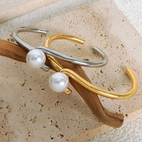 Elegante Bracciale Rigido Aperto in Acciaio al Titanio per Donna Placcato Oro Argento Minimalista Perla Artificiale Gioielli alla Moda