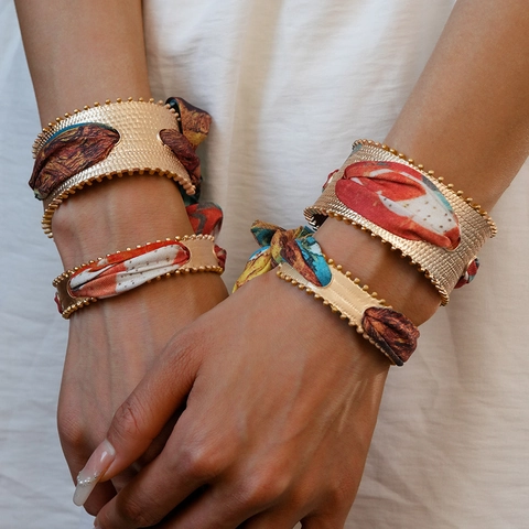 Brazalete Etnico Retro Aleación Oro Hueco Con Pañuelo De Satén Cinta Estilo Artístico Para Mujeres