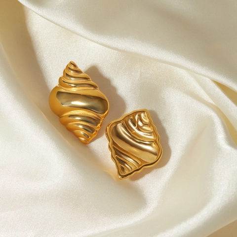Conch Schelp Knopoorbellen 18K Verguld Roestvrij Staal Getextureerd Spiraalontwerp Oceaan Geïnspireerd Strand Stijl Sieraden