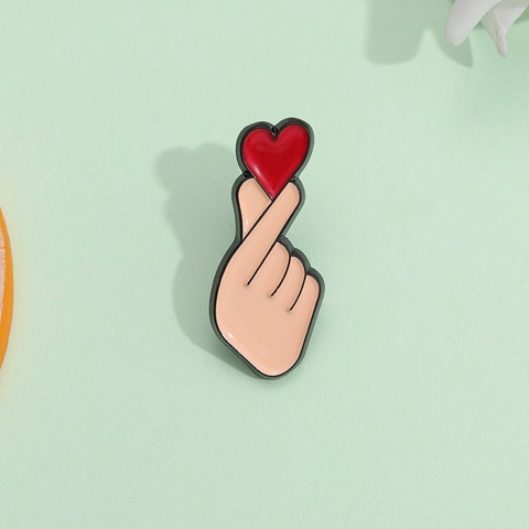 Simpatica Spilla in Smalto Lega a Forma di Cuore di Dito Gesto Cuore Rosso Spilla da Risvolto Distintivo Gioielli Regalo per Donna Uomo