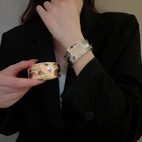 Minimalistisches Unregelmäßiges Geometrisches Metall Manschettenarmband Breit Poliert Facettiert Luxus Stil Mode Accessoire