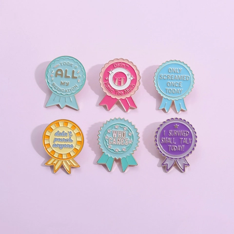 Kreative Cartoon Medaille Emaille Brosche Personalisierte Legierung Lackierte Abzeichen Mit Witzigen Englischen Sprüchen Farbige Reversnadel Mode Schmuck Zubehör Für Kleidung Taschen