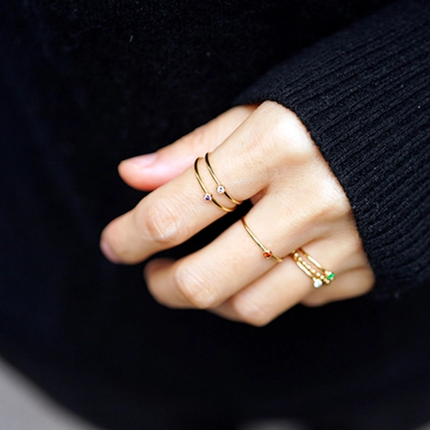 Minimalistischer Geburtsstein Ring Edelstahl 18K Vergoldet Dünnes Band Runder Zirkonia Bunter Schmuck Für Damen