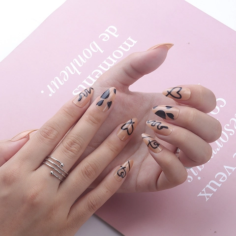 Uñas Postizas Almond Nude Rosado Patrón Línea Corazón Negro Larga Puntiaguda Brillante Minimalista Para Mujeres