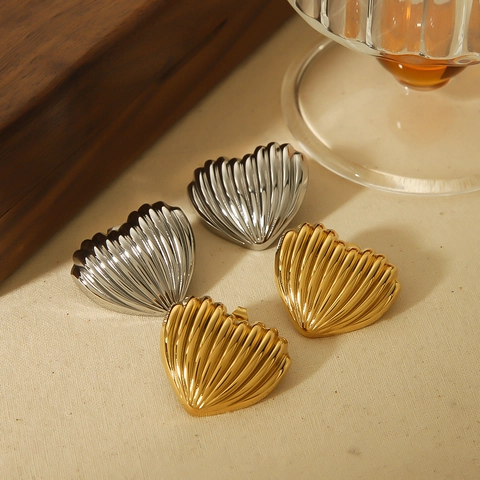 Pendientes De Botón De Corazón Acero De Titanio Chapado En Oro 18K Textura Rayas Verticales Moda Para Mujeres