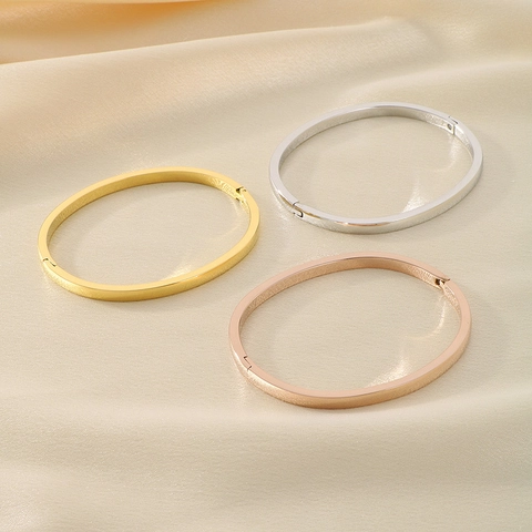 Brazalete Ovalado De Acero Inoxidable Pulido Minimalista Superficie Curva Lisa Hebilla Oculta Chapado En Oro De 18K