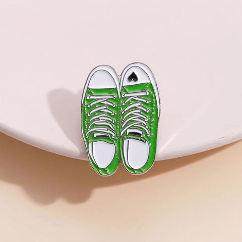 Cartoon Creative Green Canvas Shoe Enamel Pin Individual Heart Alloy Brooch Personality Badge Fashion Accessory For Women Daily Clothing