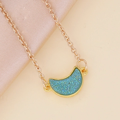 Collar Con Colgante De Luna Aleación Acrílico Brillo Simple Moda Elegante Cadena De Clavícula Joyería Para Mujeres