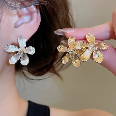 Pendientes De Botón Con Flor De Metal Cepillado Poste De Plata Aleación Moda Minimalista Joyería De Viaje Diario Mujeres