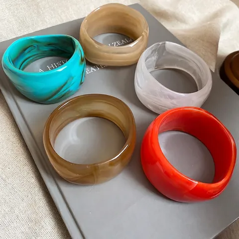 Pulsera De Brazalete Ancha Irregular Resina Acrílica Textura De Mármol Retro Chic Diseño De Nicho Minimalista Para Mujeres