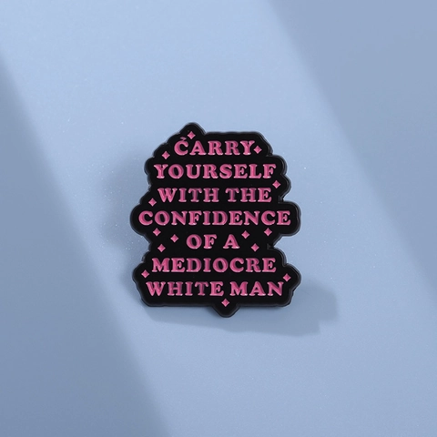 Draag Jezelf Met Het Zelfvertrouwen Van Een Middelmatige Witte Man Emaille Broche Grappige Tekst Zinklegering Reversspeld Badge Cadeau