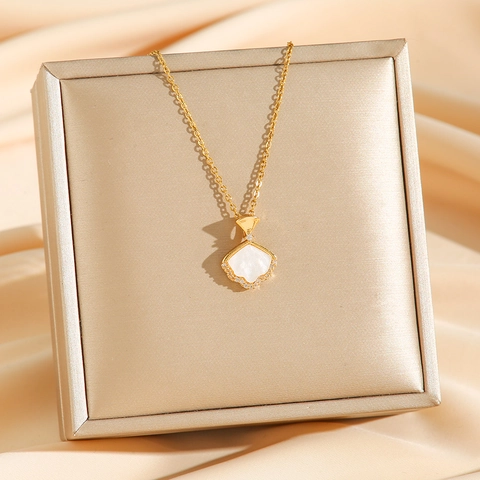 Waaiervormige Hanger Ketting Titaniumstaal Wit Kunstparelmoer Zirkoon Inleg Elegante Sieraden Voor Dames Kleurvast