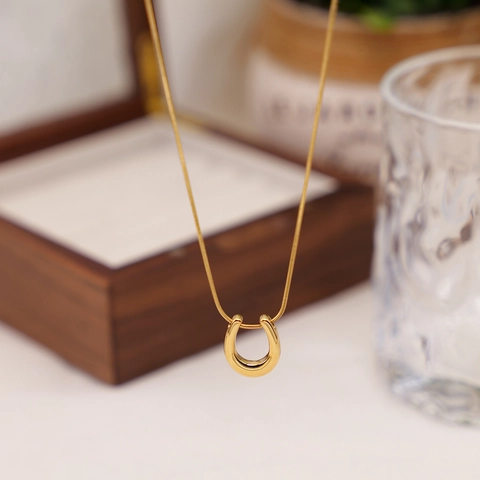 Collier Pendentif Fer à Cheval en Forme de U en Acier Inoxydable pour Femme Chaîne de Clavicule Géométrique Dorée Bijoux