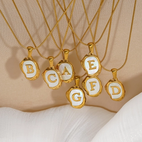 Collar Colgante Letra Acero Inoxidable Chapado Oro 18K Nácar Blanco Concha Retro Joyería Mujer